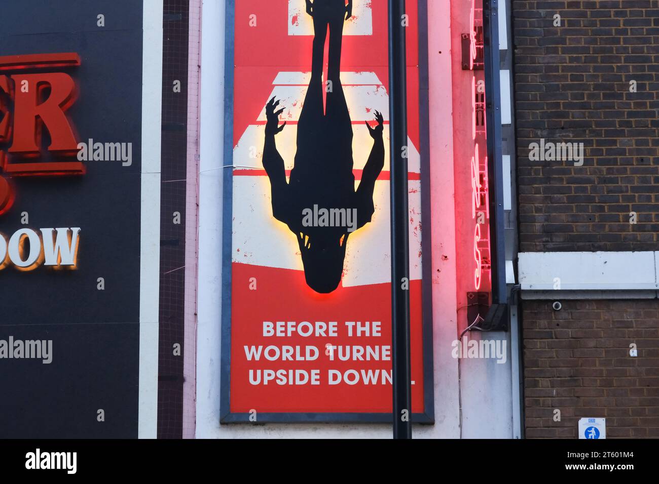 Charing Cross Road, Londra, Regno Unito. 7 novembre 2023. Stranger Things: The First Shadow, la commedia si prepara per l'apertura al Phoenix Theatre di Londra il 14 dicembre. Crediti: Matthew Chattle/Alamy Live News Foto Stock