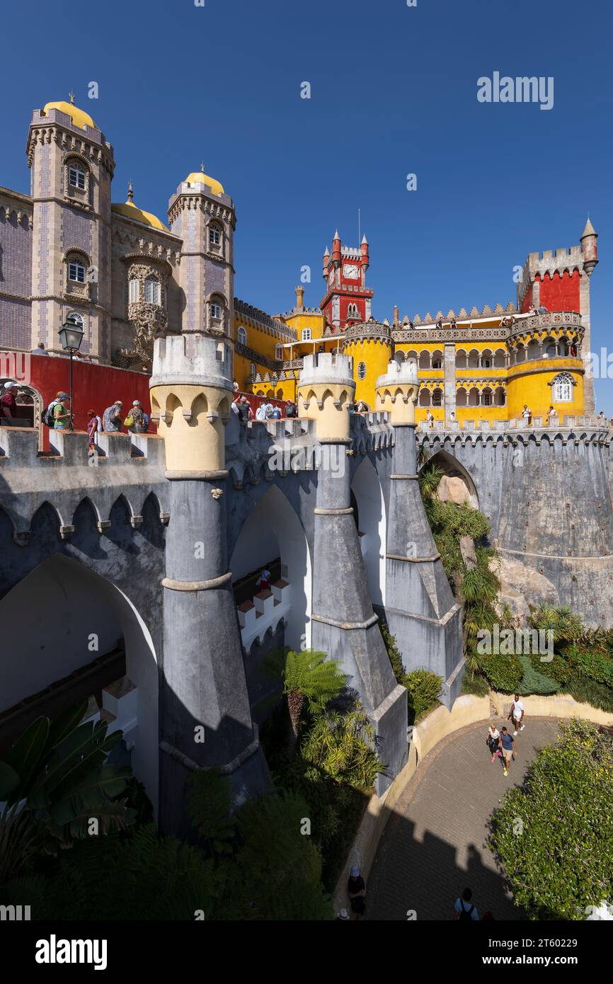 Sintra, Portogallo - 12 ottobre 2023 - Palazzo Nazionale di pena, simbolo del XIX secolo in stile romanico revival e neo-manuelino. Foto Stock