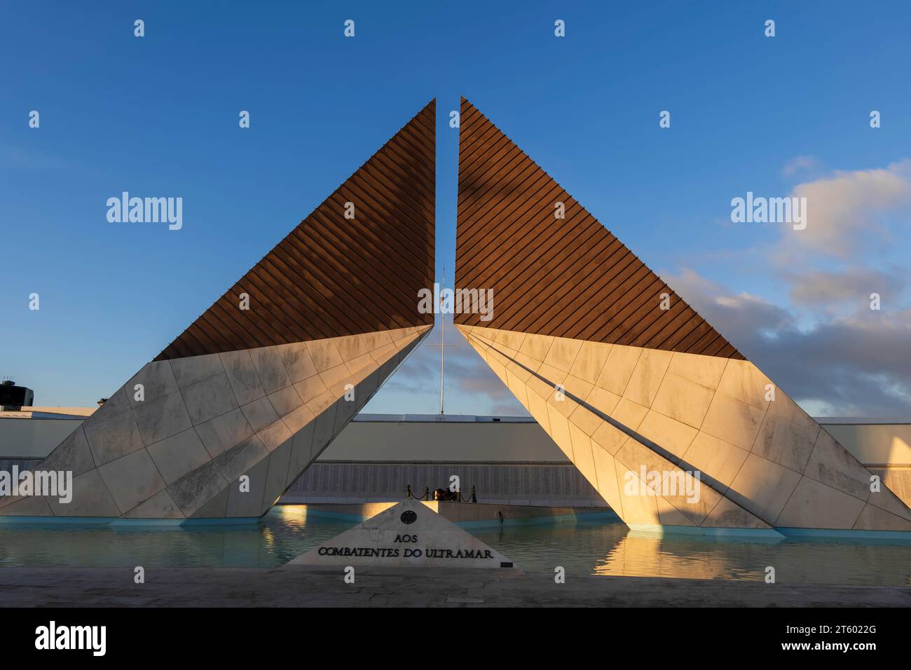 Lisbona, Portogallo - 14 ottobre 2023 - Monumento ai combattenti d'oltremare (portoghese: Monumento aos Combatentes do Ultramar) all'alba. Foto Stock