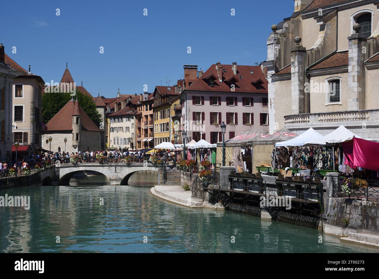 Turisti sul Pont Perrière o sul Ponte Perrière e Quai Perrière Quayside lungo il fiume le Thiou, città vecchia di Annecy o quartiere storico di Annecy, Francia Foto Stock