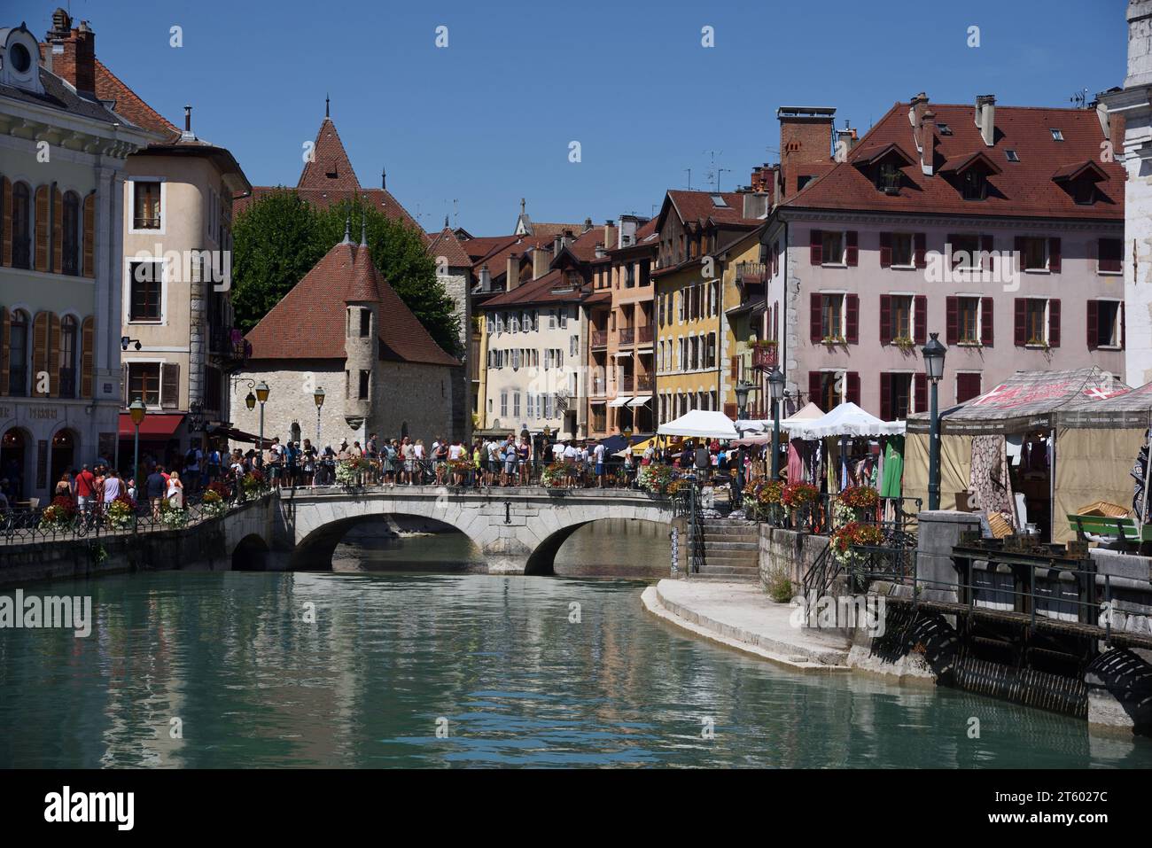 Turisti sul Pont Perrière o sul Ponte Perrière e Quai Perrière Quayside lungo il fiume le Thiou, città vecchia di Annecy o quartiere storico di Annecy, Francia Foto Stock