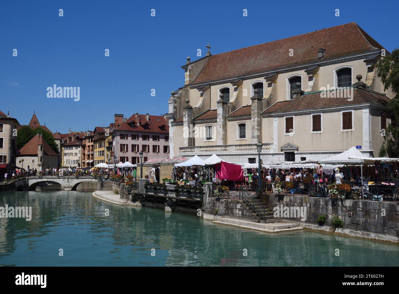 Eglise o Church of Saint Francois de Sales & ristoranti all'aperto sul fiume Thiou nella città vecchia o nel quartiere storico di Annecy alta Savoia Francia Foto Stock