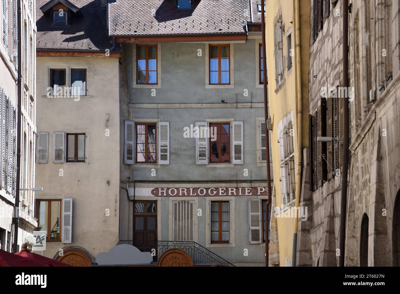 Vecchie facciate dipinte, tra cui Horlogerie e vecchi edifici nella città vecchia o nel quartiere storico di Annecy Haute Savoie France Foto Stock