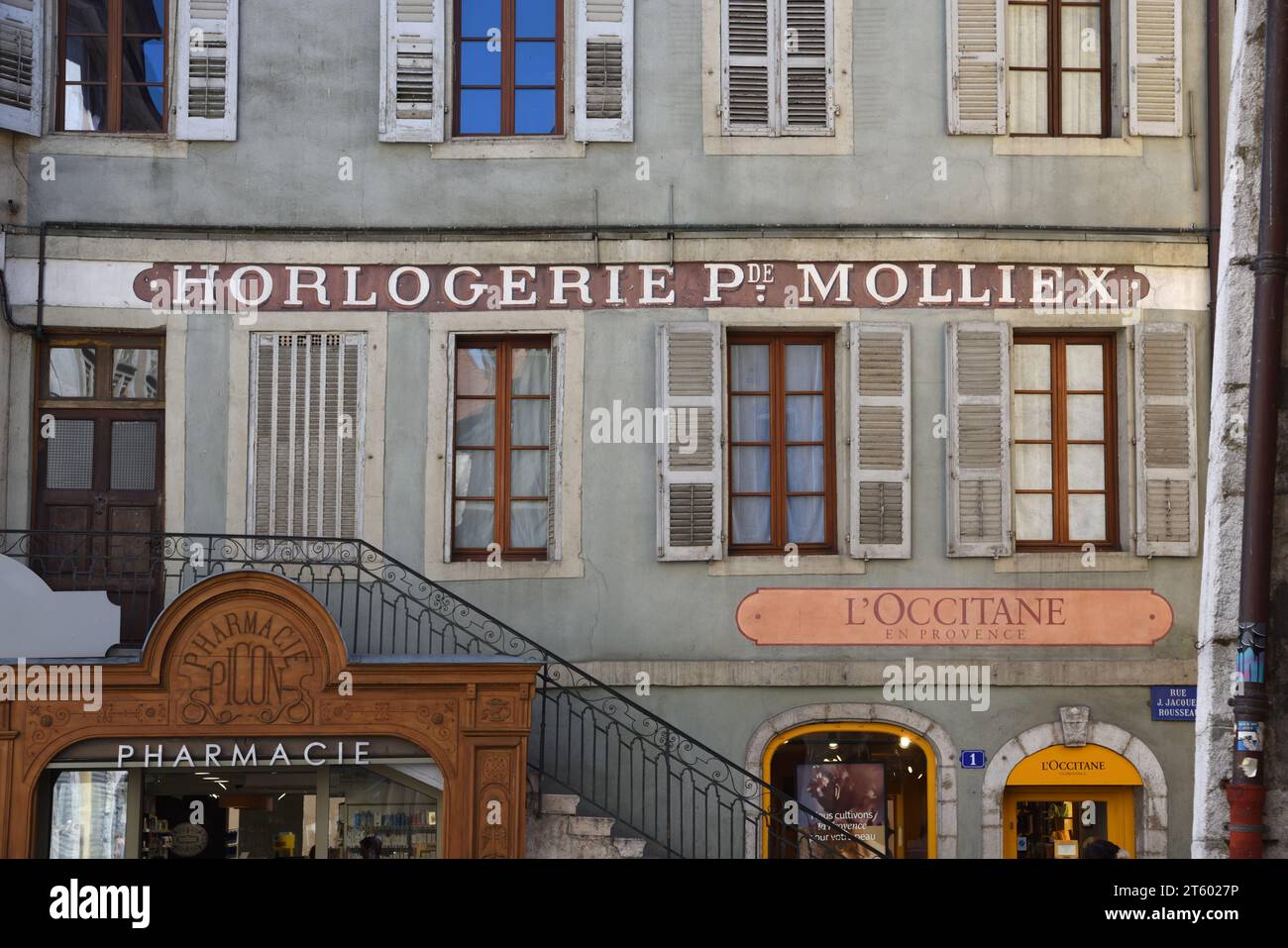 Vecchie facciate dipinte, tra cui Horlogerie e vecchi edifici nella città vecchia o nel quartiere storico di Annecy Haute Savoie France Foto Stock