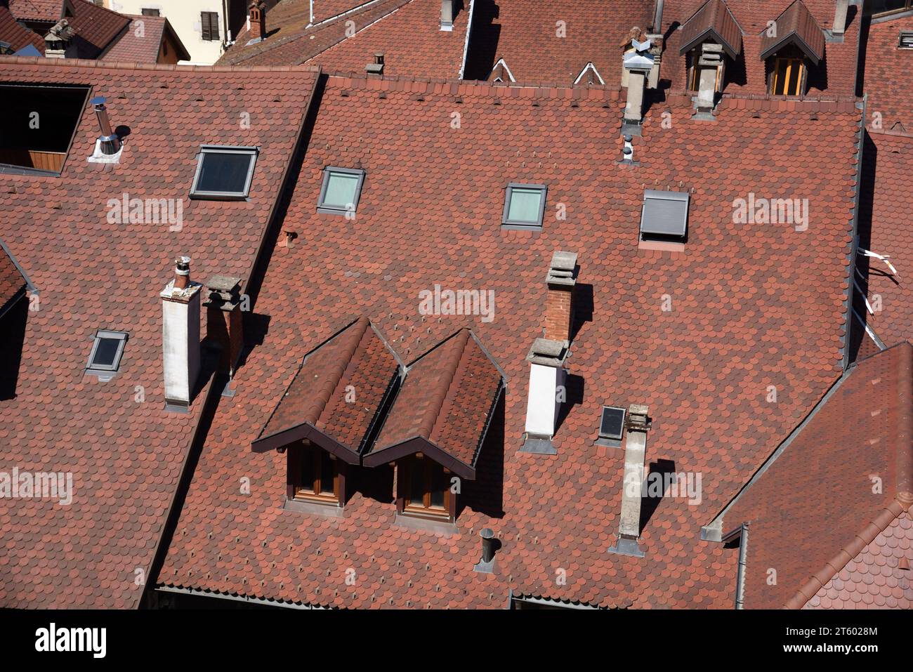 Tipiche piastrelle del tetto smerlate, camini alti, finestre del tetto, finestre Dormer e tetti della città vecchia o del quartiere storico di Annecy alta Savoia Francia Foto Stock