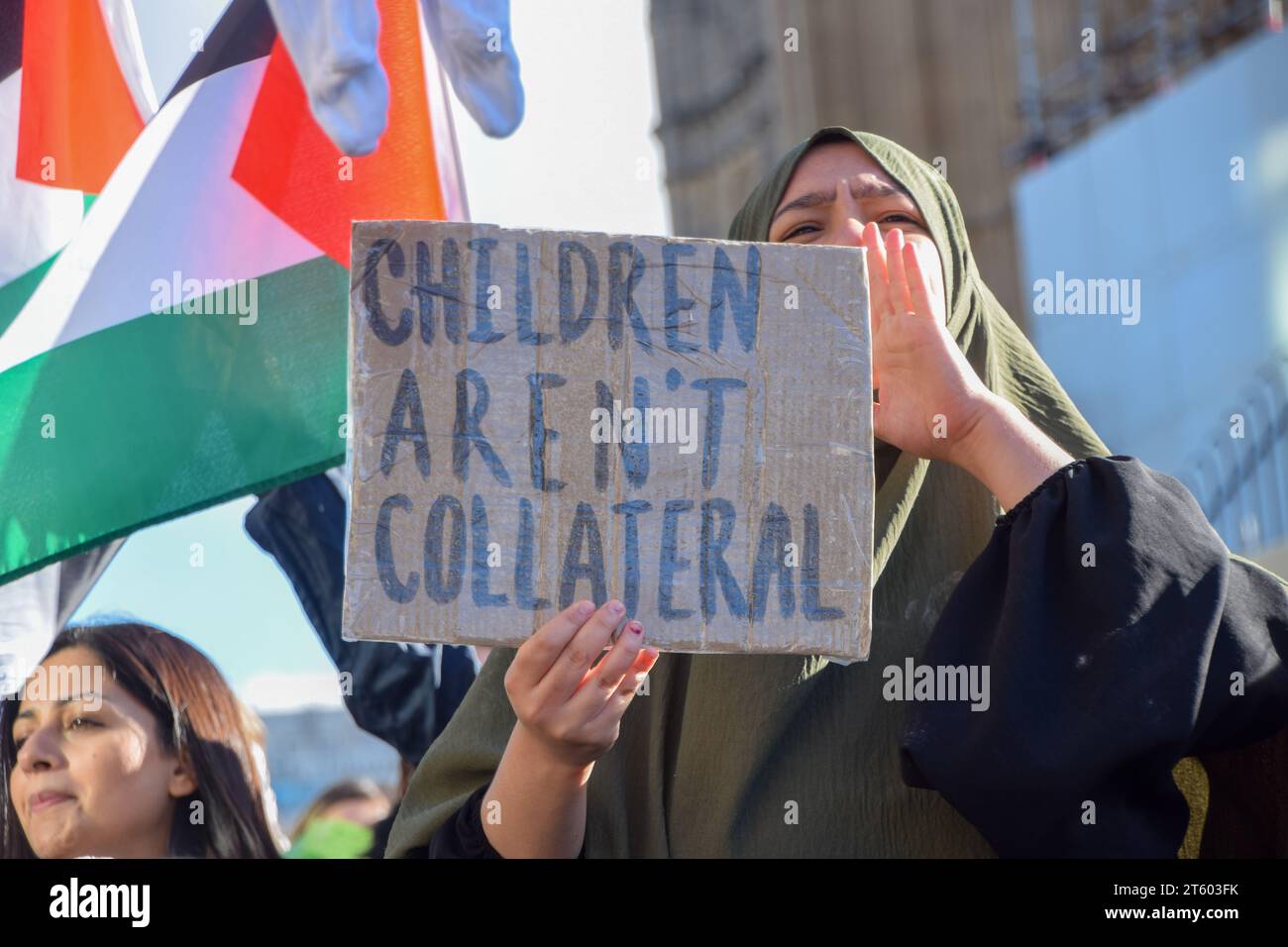 Londra, Regno Unito. 7 novembre 2023. I genitori del gruppo per la Palestina hanno organizzato una protesta e una veglia a Westminster vicino al Parlamento per i bambini palestinesi uccisi dagli attacchi aerei israeliani a Gaza. I manifestanti, comprese le madri e i bambini piccoli, chiesero un immediato cessate il fuoco. Credito: Vuk Valcic/Alamy Live News Foto Stock