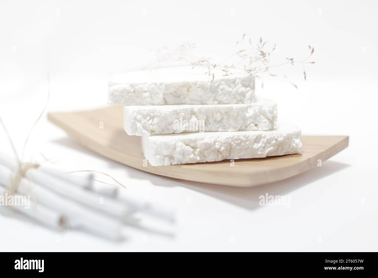 Sapone con barrette di sapone bianche su sfondo chiaro. Sapone fatto a mano con sfondo bianco. Sapone biologico fatto a mano. primo piano Foto Stock