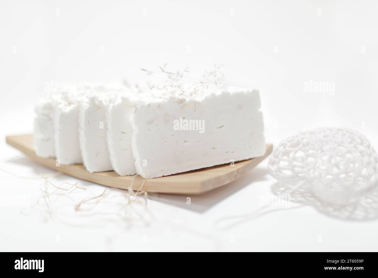 Sapone fatto a mano con sfondo bianco. Sapone con barrette di sapone bianche su sfondo chiaro. Sapone biologico fatto a mano. primo piano Foto Stock