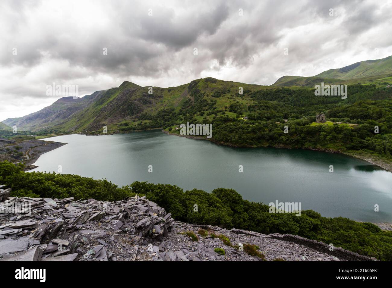 Llyn o Lago Peris dalla cava di ardesia Dinorwic, Llanberis, Snowdonia o Eryri National Park, Galles del Nord, Regno Unito, paesaggio, guardando ad est Foto Stock
