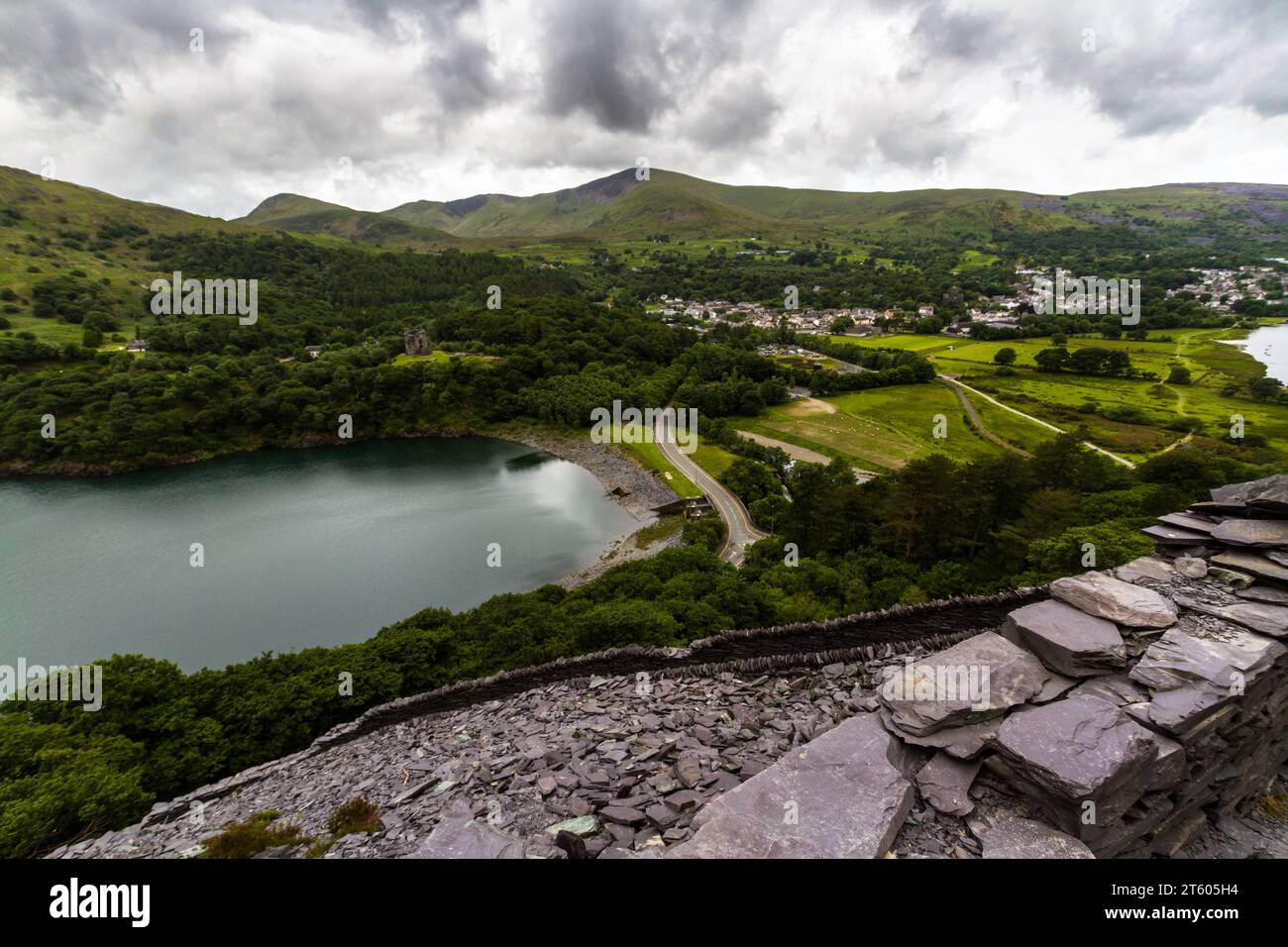 Llyn o Lago Peris dalla cava di ardesia Dinorwic, Llanberis, Snowdonia o Eryri National Park, Galles del Nord, Regno Unito, paesaggio, guardando ad ovest Foto Stock