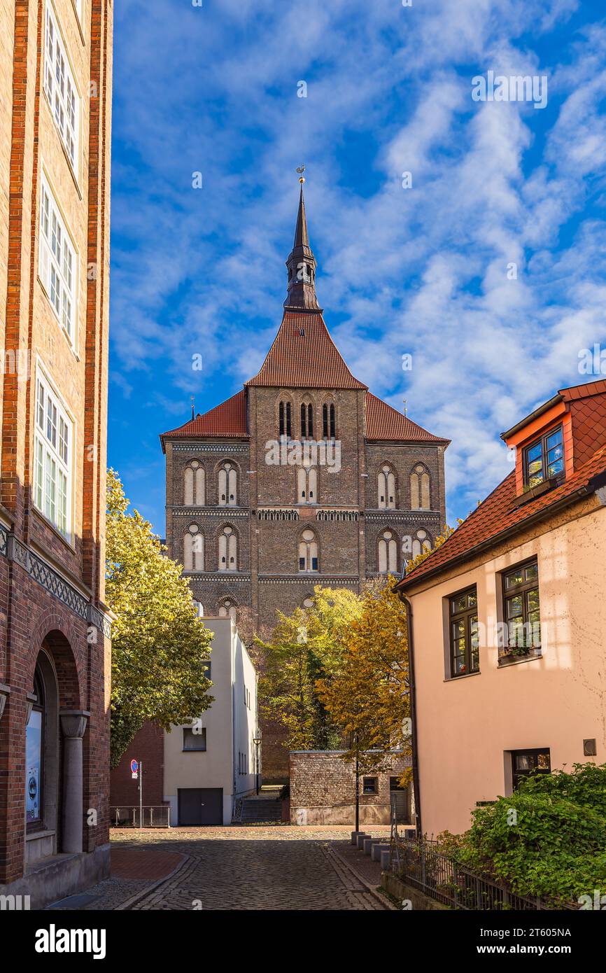 La chiesa Marienkirche nella città anseatica di Rostock, Germania. Foto Stock