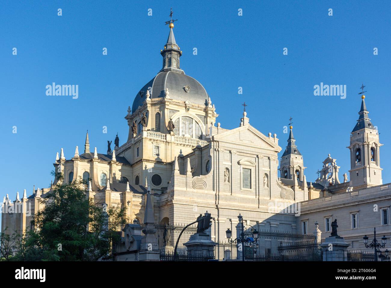 Cattedrale di Almudena (Catedral de la Almudena), Calle de Bailén, Centro, Madrid, Regno di Spagna Foto Stock