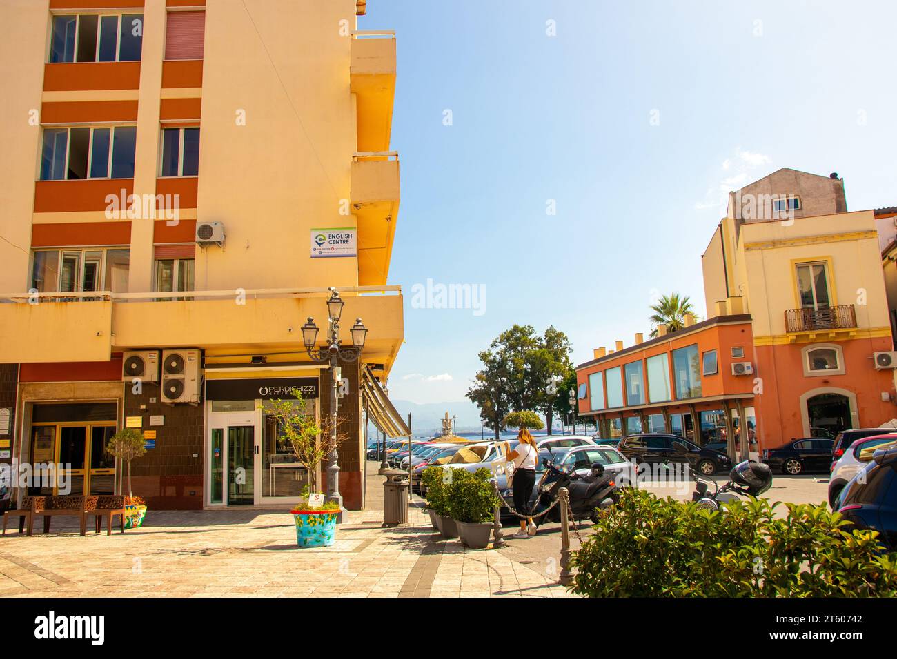 MILAZZO, SIZILY, Italia - 03 ottobre 2023. La strada piano Baele con lo Zenrum inglese e sullo sfondo la "Fontana delle anfore" o fou Foto Stock