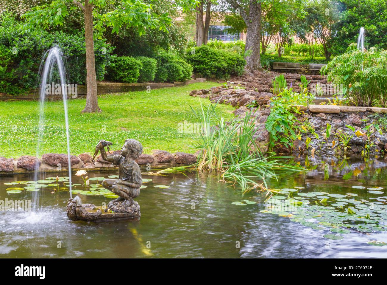 Fontana e stagno al giardino municipale delle rose di Tyler, Texas. Foto Stock