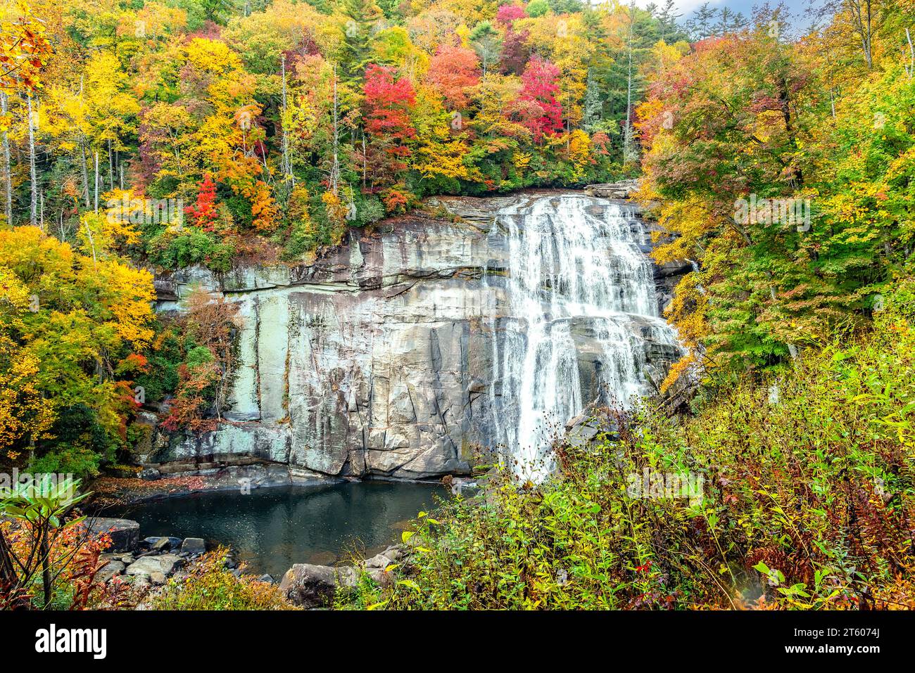Rainbow Falls in autunno, una cascata nella Carolina del Nord occidentale, sul fiume Horsepasture nella Pisgah National Forest. Foto Stock