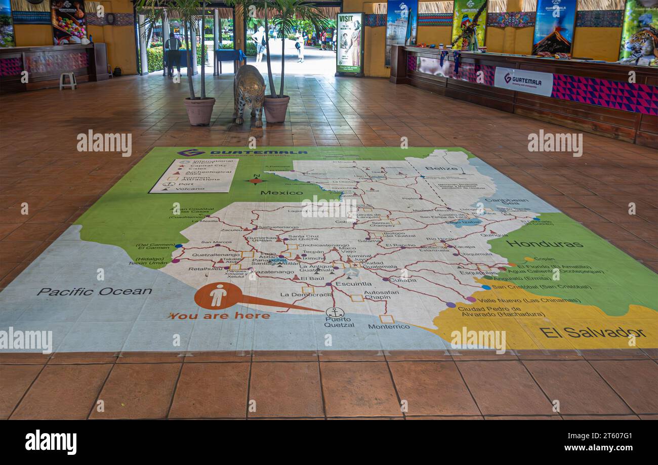 Guatemala, Puerto Quetzal - 20 luglio 2023: Mappa geografica del paese dipinta sul piano del terminal delle navi da crociera che mostra il paese e i dintorni Foto Stock