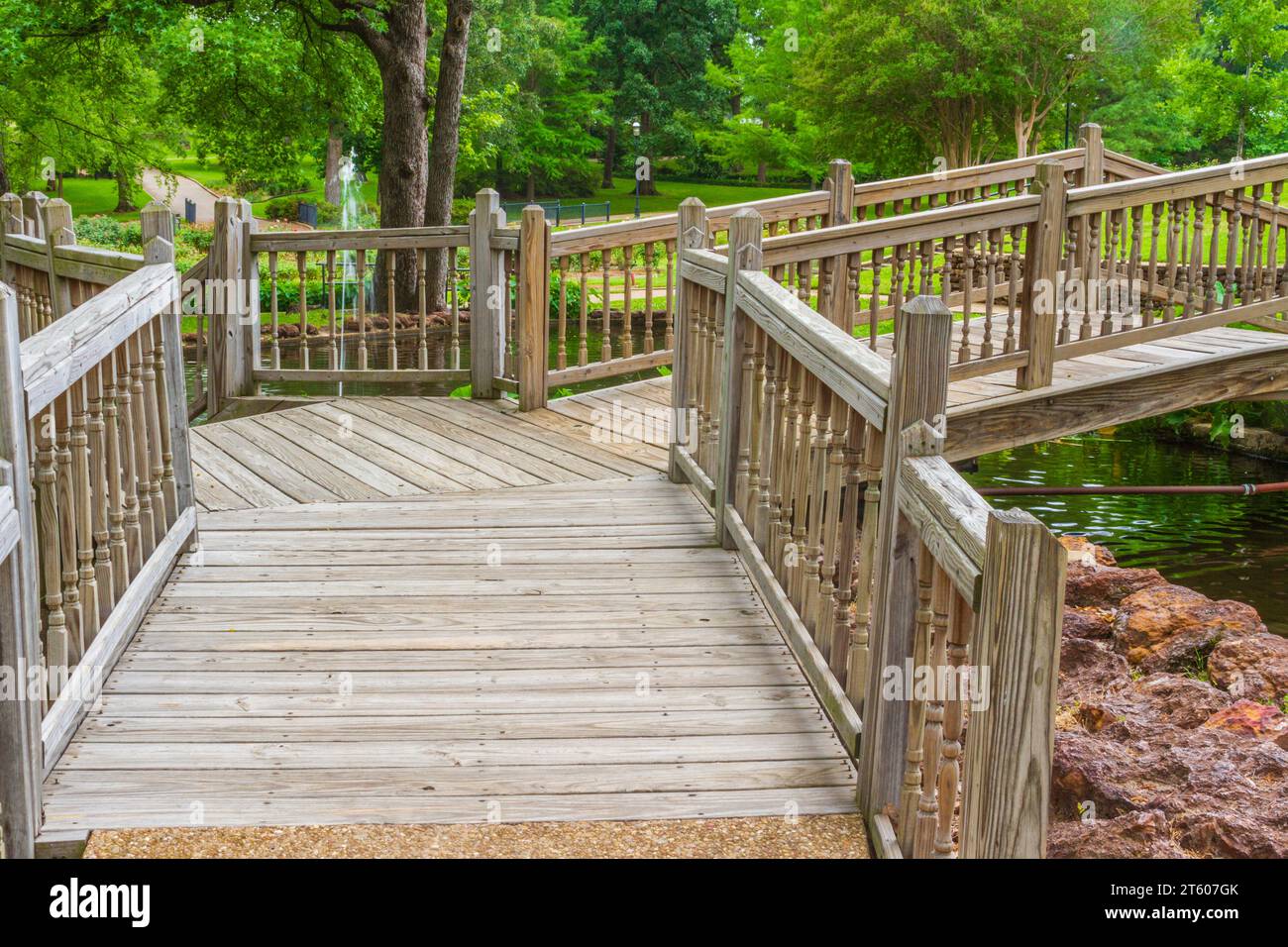 Ponte e percorso del giardino presso il giardino municipale delle rose di Tyler, Texas. Foto Stock