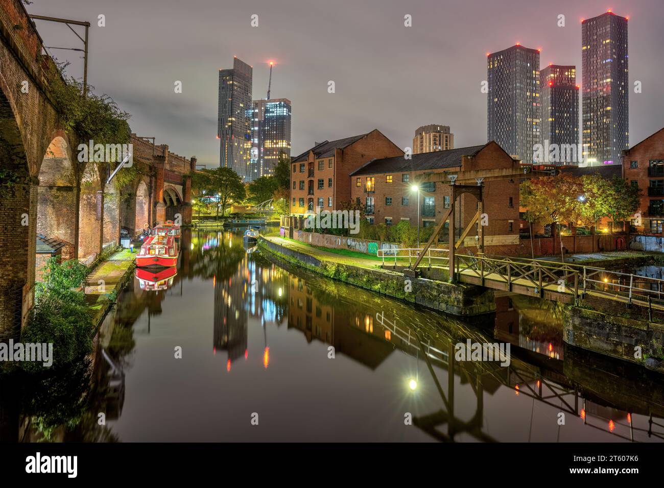 L'area di Castlefield a Manchester, Regno Unito, di notte Foto Stock