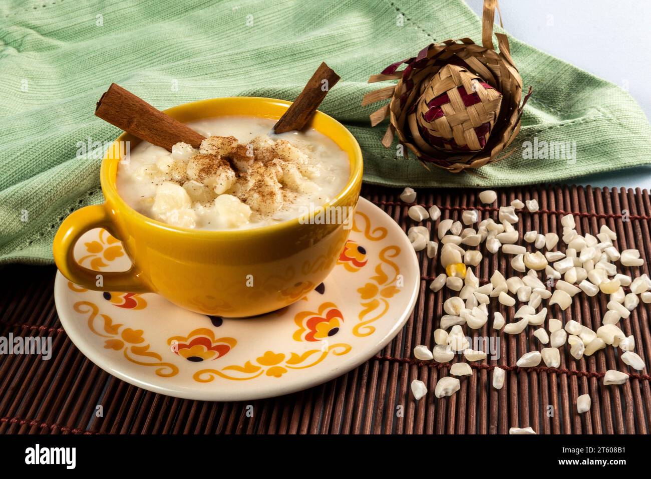 Dolce tipico brasiliano, Canjica. Porridge di mais bianco con cannella e cocco. Consumata nei festeggiamenti di giugno (Festa Junina) Foto Stock