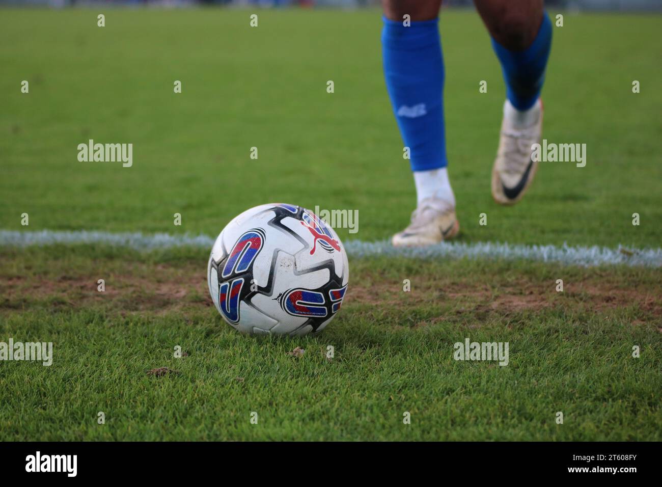 Giocatore che si avvicina a EFL Puma Ball dalla parte del campo da calcio Foto Stock