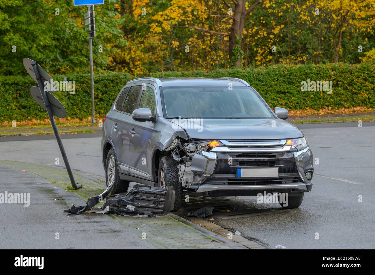 Lato anteriore destro demolito in collisione con un segnale stradale Foto Stock