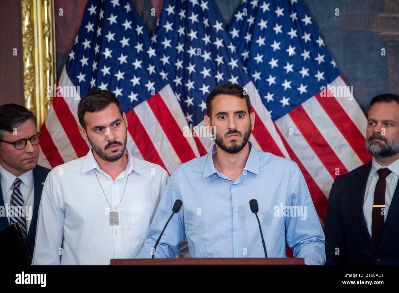 Yonatan Lulu Shamriz, centro, parla di suo fratello, Hamas ostaggio Alon Lulu Shamriz, osservazioni durante una conferenza stampa con famiglie di ostaggi tenutasi a Gaza, al Campidoglio degli Stati Uniti a Washington, DC, martedì 7 novembre 2023. Credito: Rod Lamkey/CNP Foto Stock