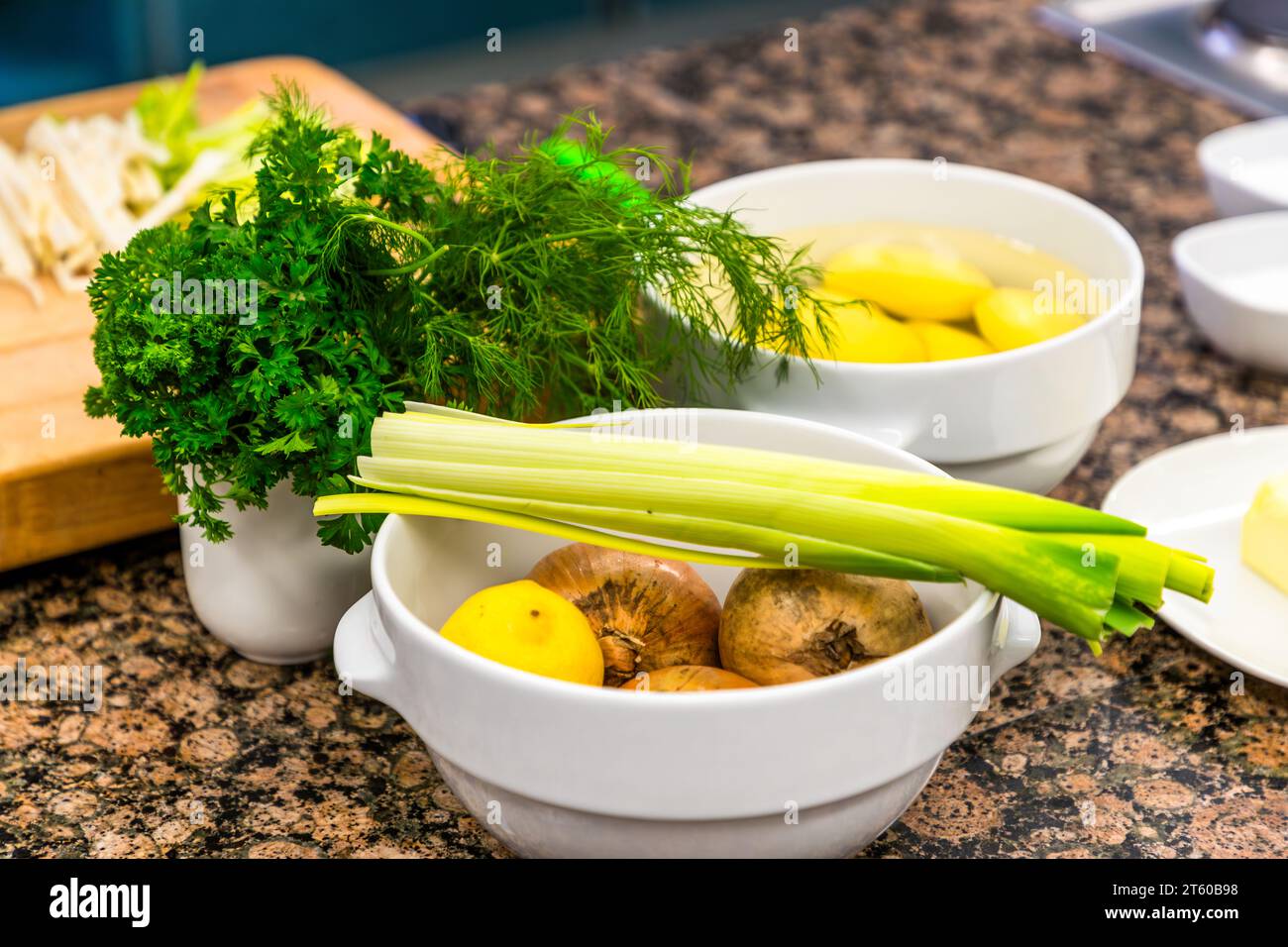 Porri, patate, cipolle e prezzemolo sono pronti per la preparazione del "Karpfen blau" ("carpa blu"), il piatto tradizionale tedesco della vigilia di Natale e del Venerdì Santo. Le patate al prezzemolo sono il contorno classico. Casa ospedaliera St. Joseph, Monastero di Waldsassen, Waldsassen, Baviera, Germania. Foto Stock