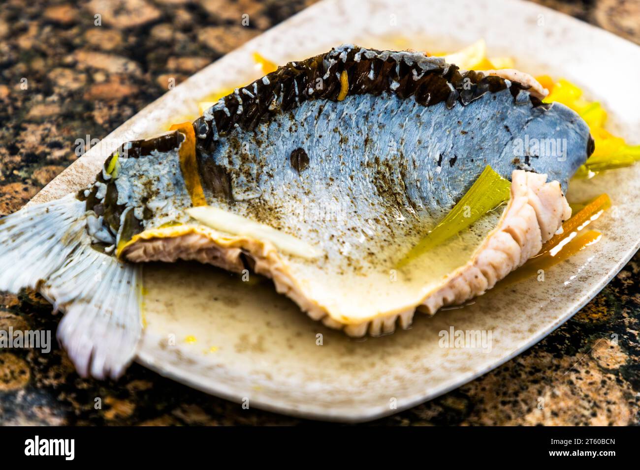 Un "Karpfen blau" ("carpa blu") finito è disposto su un piatto. Il tradizionale piatto tedesco per la Vigilia di Natale e il Venerdì Santo prende il nome dallo strato di muco della pelle del pesce, che assume un colore blu pallido durante la cottura. Casa ospedaliera St. Joseph, Monastero di Waldsassen, Waldsassen, Bavaria, Germania. Foto Stock
