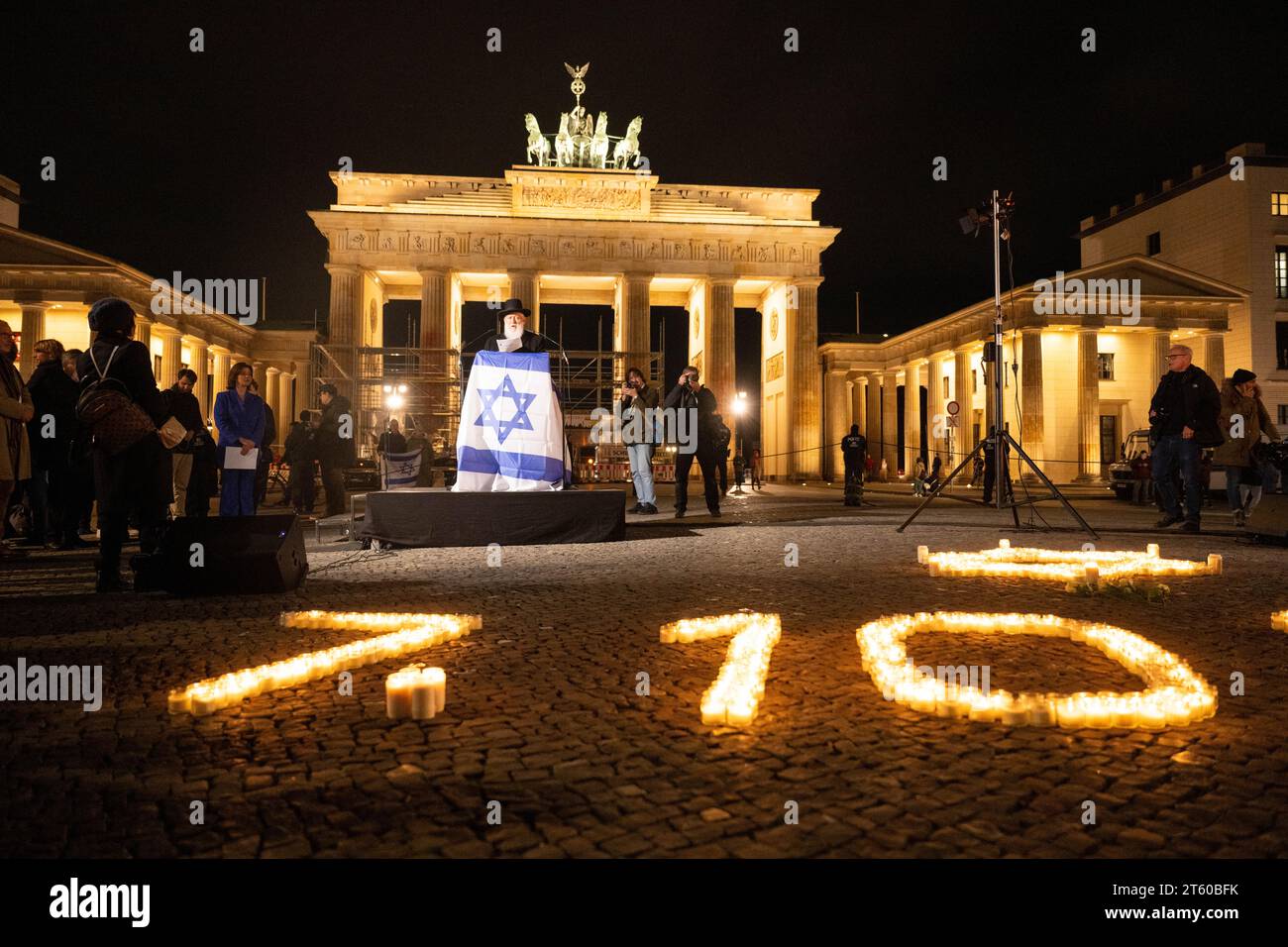 Berlino, Germania. 7 novembre 2023. Le candele a forma di stella di David e la data dell'attacco dei terroristi di Hamas in Israele si accendono in un evento commemorativo organizzato dalla società tedesco-israeliana per le vittime dell'attacco di Hamas su Israele il 7 ottobre. Credito: Christophe Gateau/dpa/Alamy Live News Foto Stock