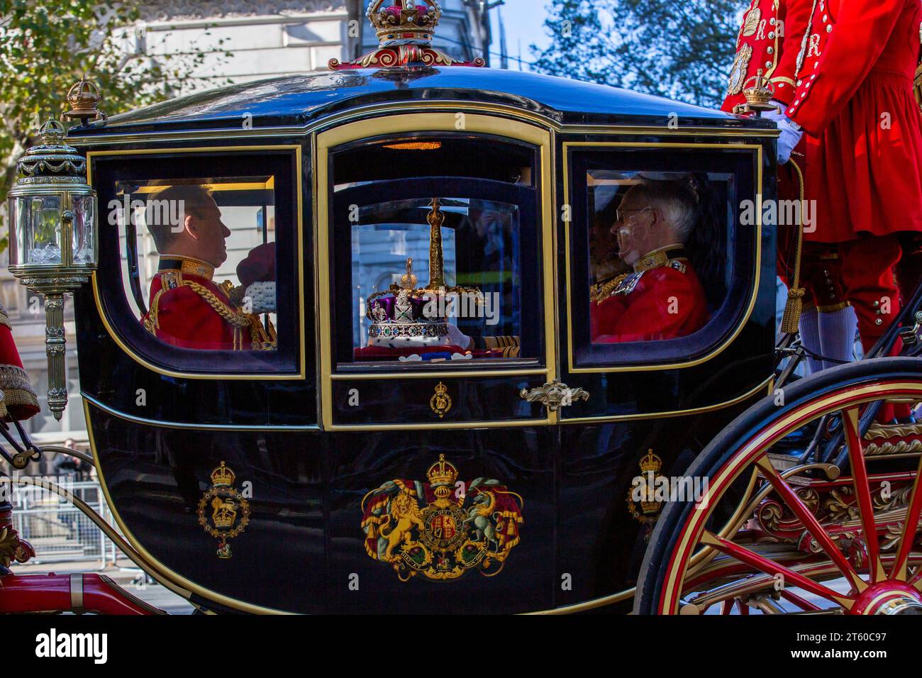 Londra, Regno Unito, 7 novembre 2023, carrozza che porta le Regalia reali: Imperial State Crown, The Maintenance Cap e The Sword of State - questo pullman precede il monarca sulla strada per il Parlamento per l'apertura statale del Parlamento. Questo è il discorso del primo re di Carlo III ed è il primo discorso del re in 72 anni. Chrysoulla Kyprianou Rosling/Alamy Live News Foto Stock