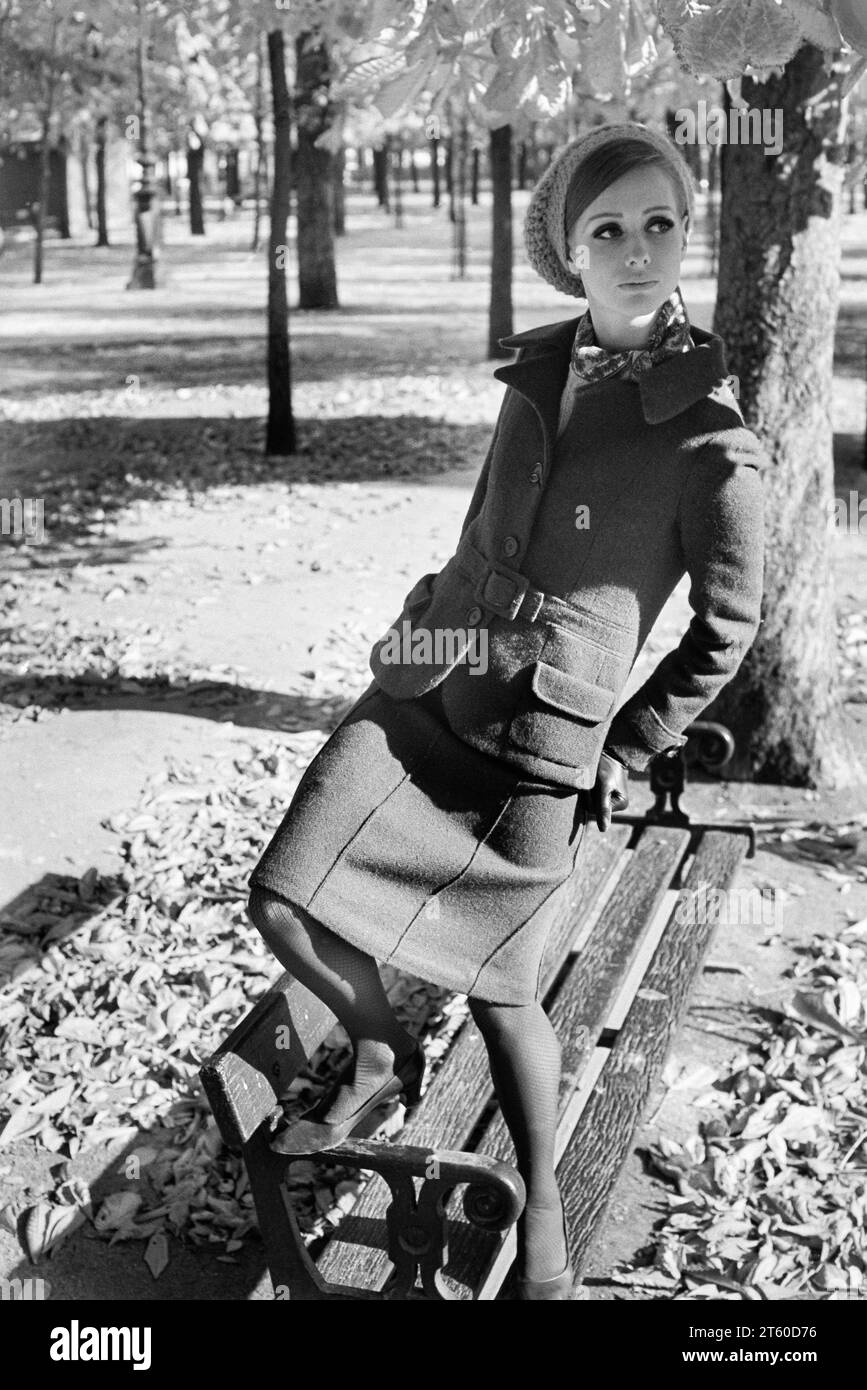 1960s, modella donna in piedi sulla panchina, giardino Jardin des Tuileries, Parigi, Francia, Europa, Foto Stock