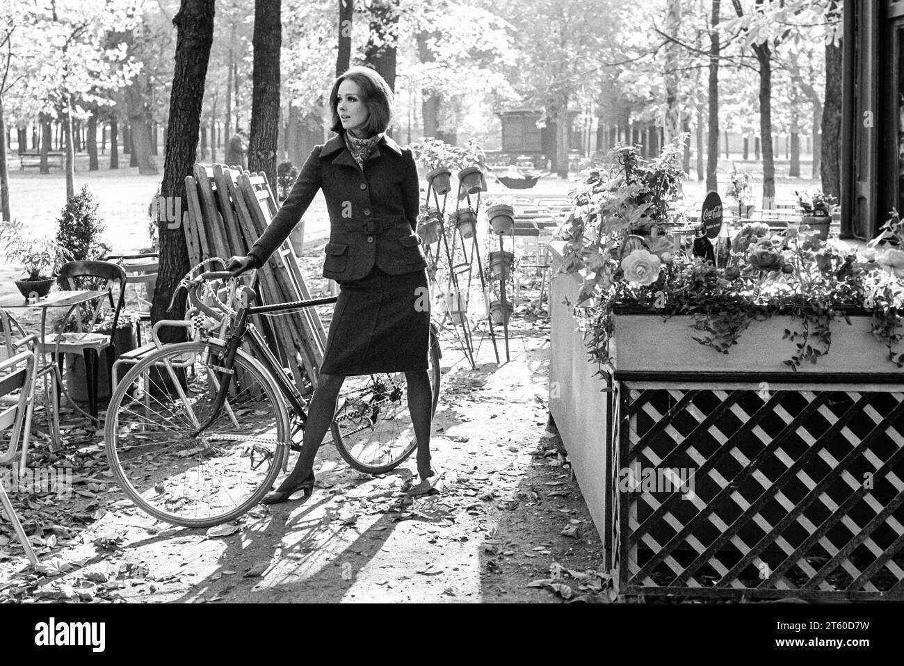 Anni '1960, modella donna con bici da chiosco, giardino Jardin des Tuileries, Parigi, Francia, Europa, Foto Stock
