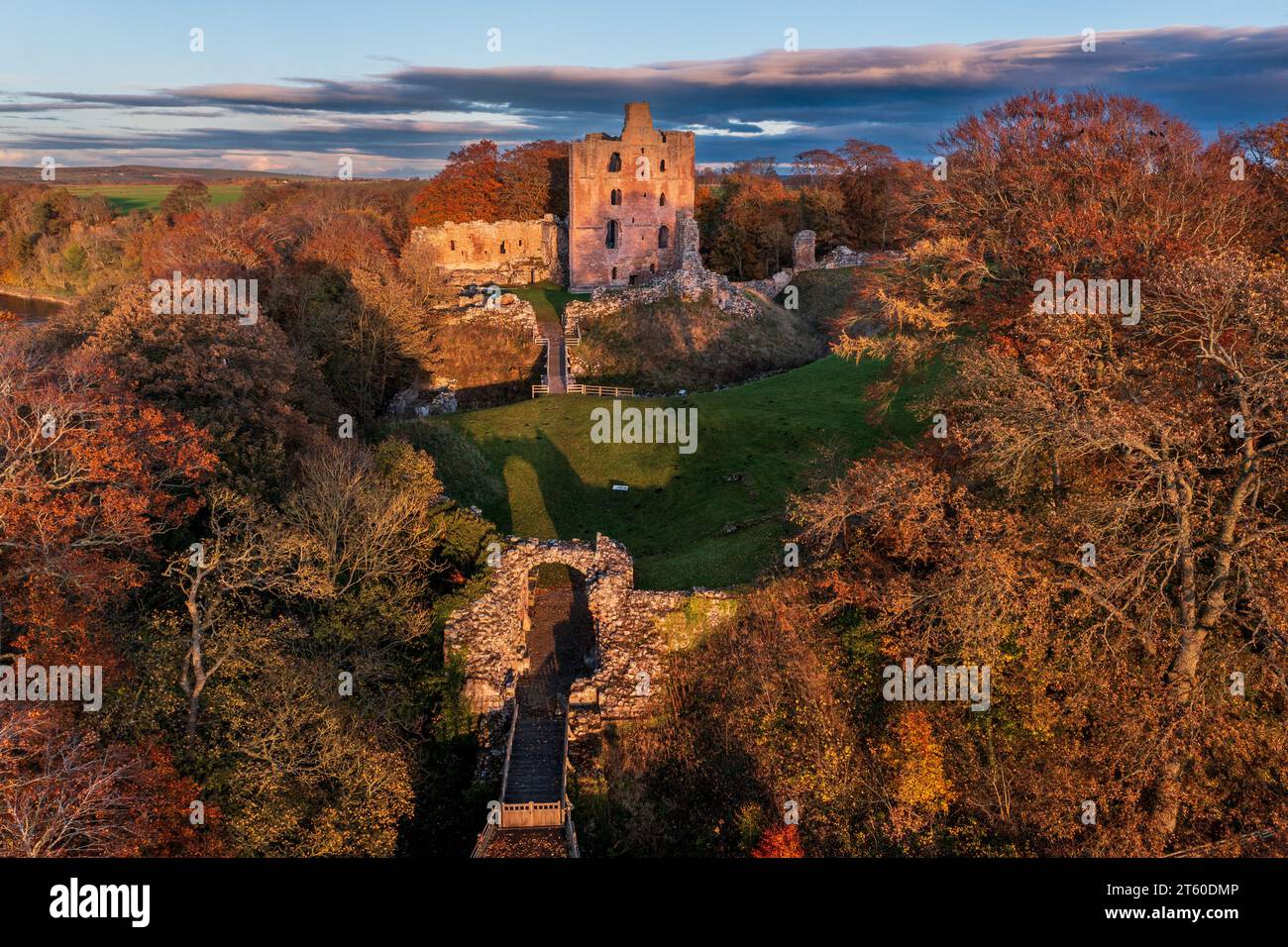 Il castello di Norham uno dei più importanti dei castelli di confine è stato costruito nel 1121 dai Vescovi di Durham una lunga e turbolenta storia ha visto molte famose Foto Stock