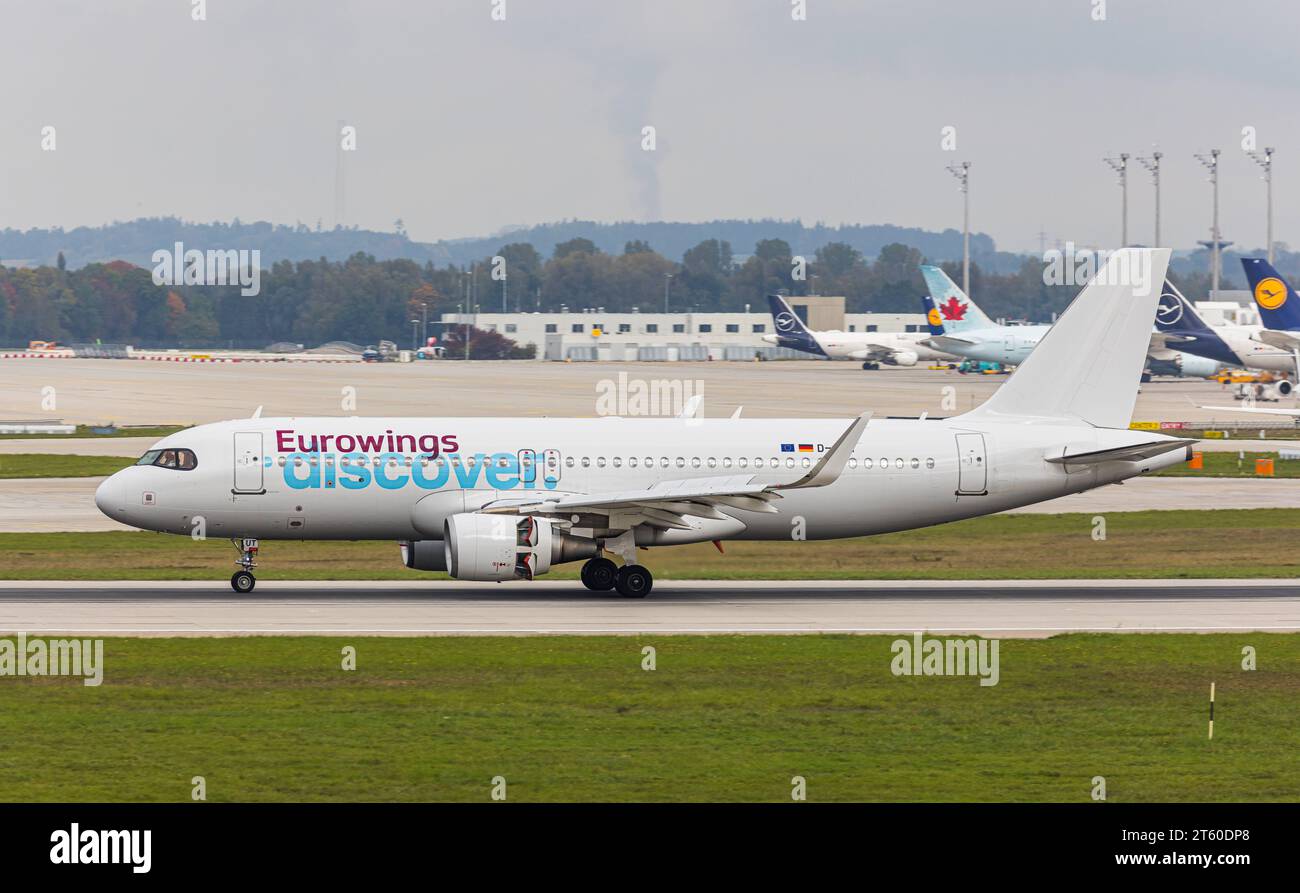 Eurowings Scopri Ein Airbus A320-214 von Eurowings Scopri landet auf der Südbahn des Flughafen München. Immatrikulation D-AIUT. München, Deutschland, 11.10.2022 *** Eurowings Scopri un Airbus A320 214 da Eurowings Scopri atterra sulla pista sud dell'aeroporto di Monaco iscrizione D AIUT Monaco, Germania, 11 10 2022 Foto Stock