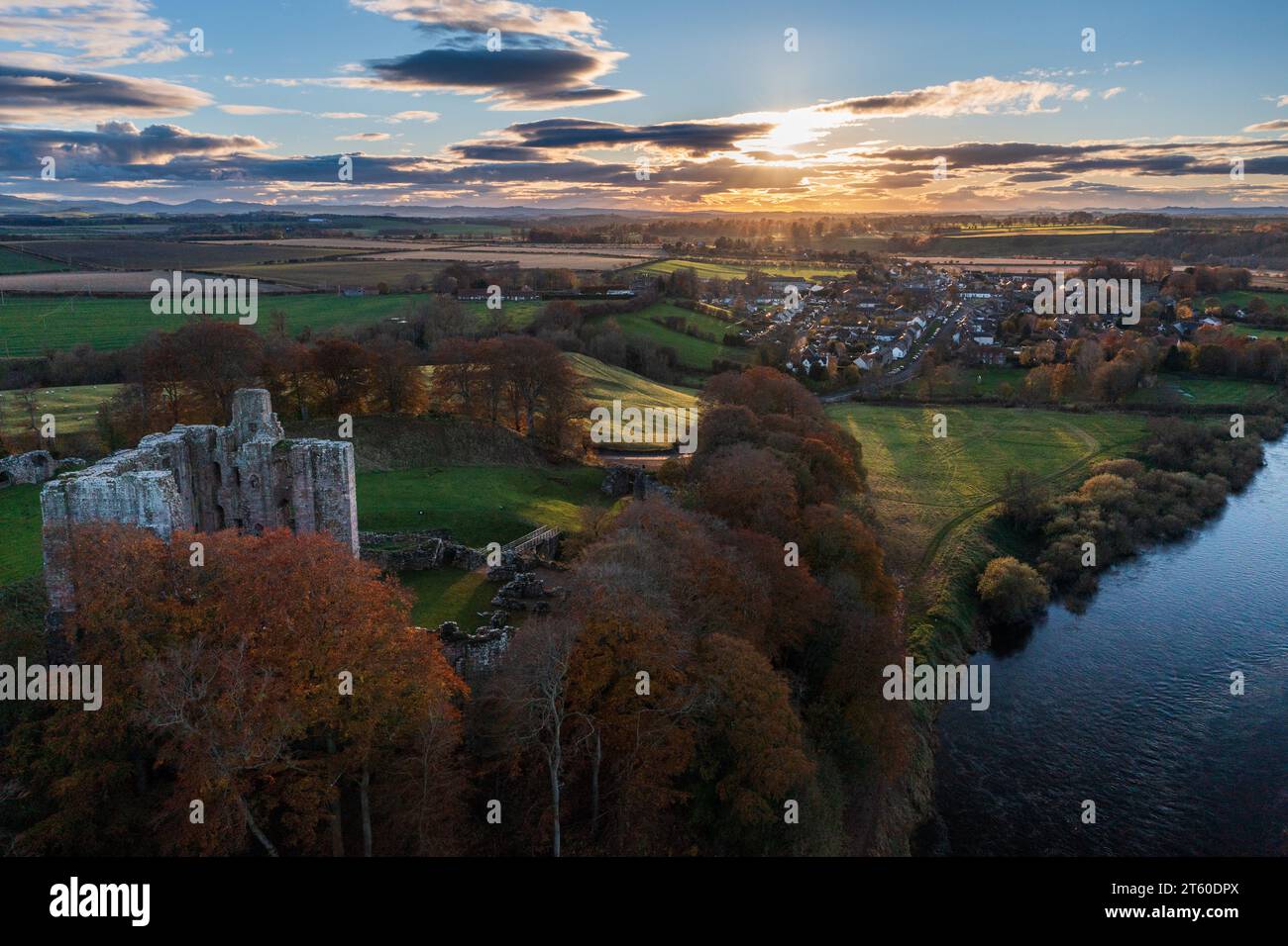 Il castello di Norham uno dei più importanti dei castelli di confine è stato costruito nel 1121 dai Vescovi di Durham una lunga e turbolenta storia ha visto molte famose Foto Stock