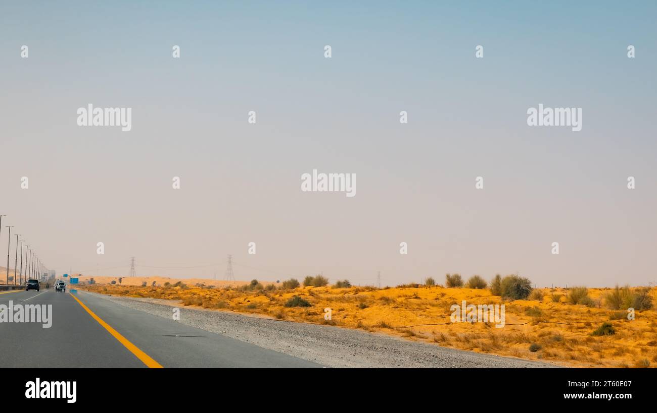 Montagne Fujairah, estensione della catena montuosa dell'Omani al Hajar. Nuvoloso giorno invernale su strade vuote. Foto Stock