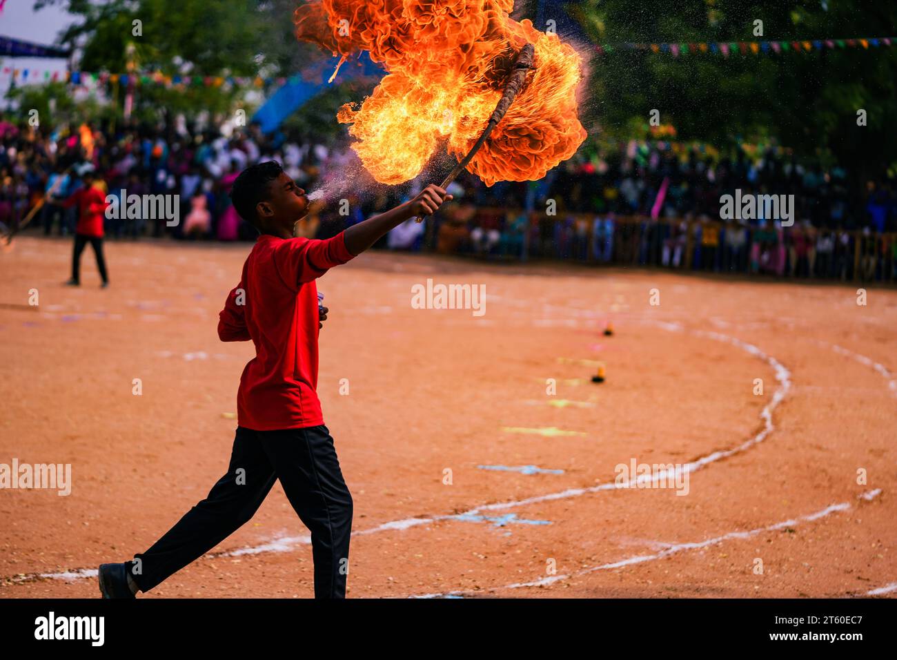 fuoco in fiamme , grande programma festivo nella funzione scolastica culturale Foto Stock