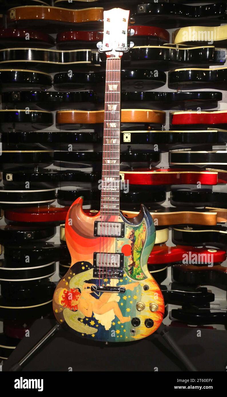 New York, New York, USA. 6 novembre 2023. Eric Clapton Cream Stage-Played 1964 ''˜Fool' Gibson SG Electric Guitar stimato in $ 1 milione - $ 2 milioni visto in anteprima stampa per le aste di Julian 'Played, Wear and Torn: Rock 'N' Roll Iconic Guitars and Memorabilia' tenutesi all'Hard Rock Cafe di New York a Times Square. (Immagine di credito: © Nancy Kaszerman/ZUMA Press Wire) SOLO USO EDITORIALE! Non per USO commerciale! Foto Stock