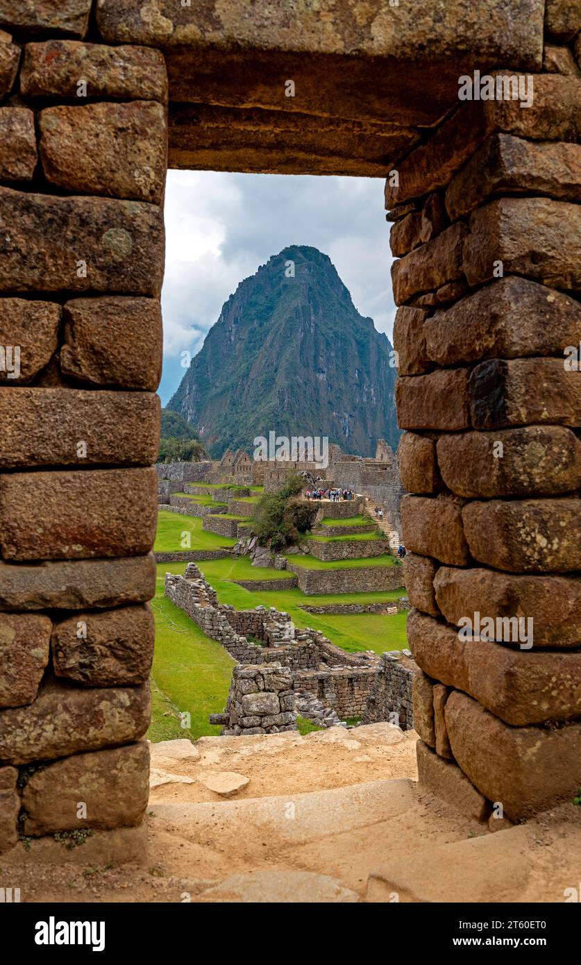 Paesaggio di Machu Picchu con cornice della porta Inca, Santuario storico di Machu Picchu, Cusco, Perù. Foto Stock