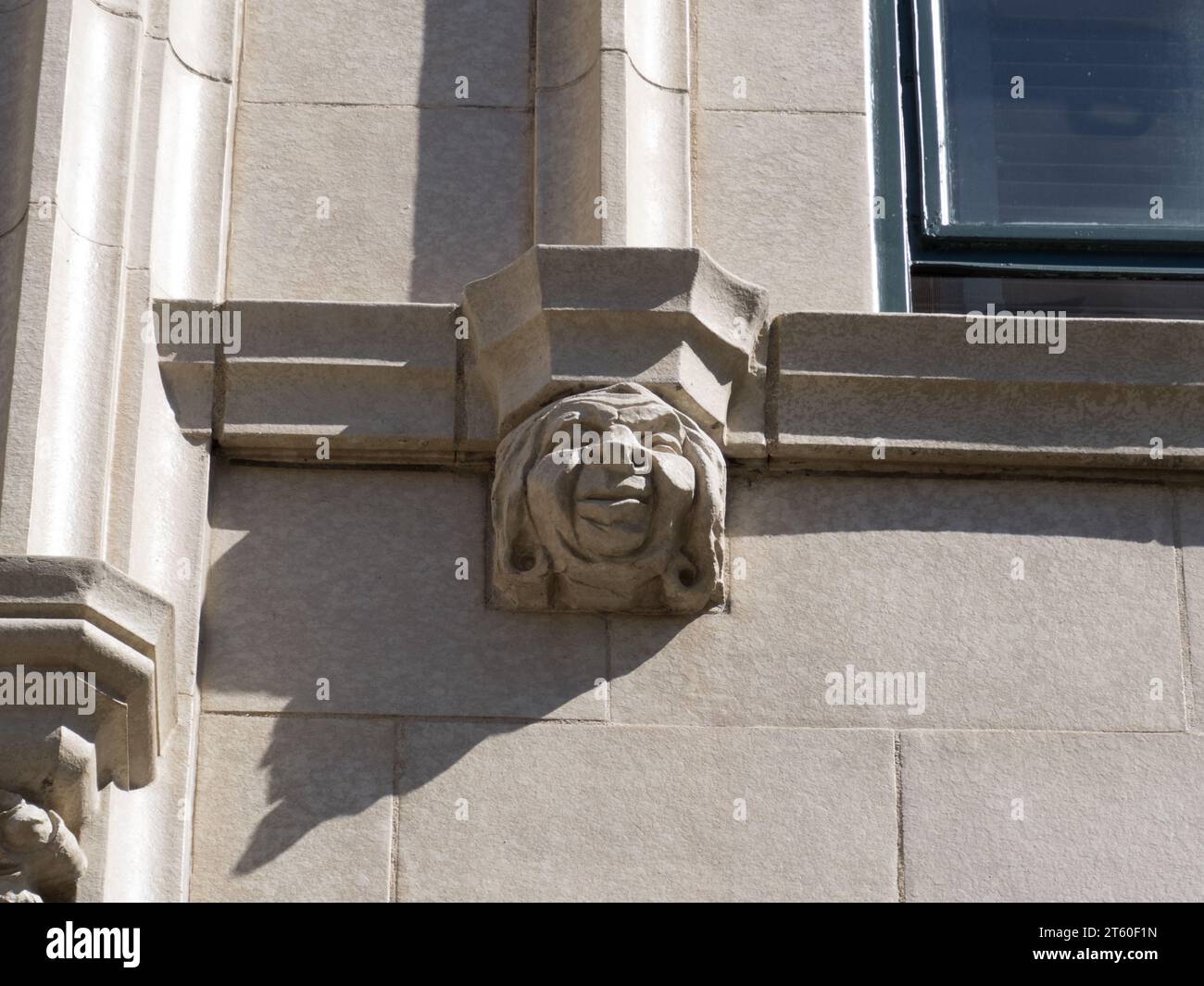 Gargoyle con volto distorto all'esterno di Grove Arcade, Asheville, North Carolina Foto Stock