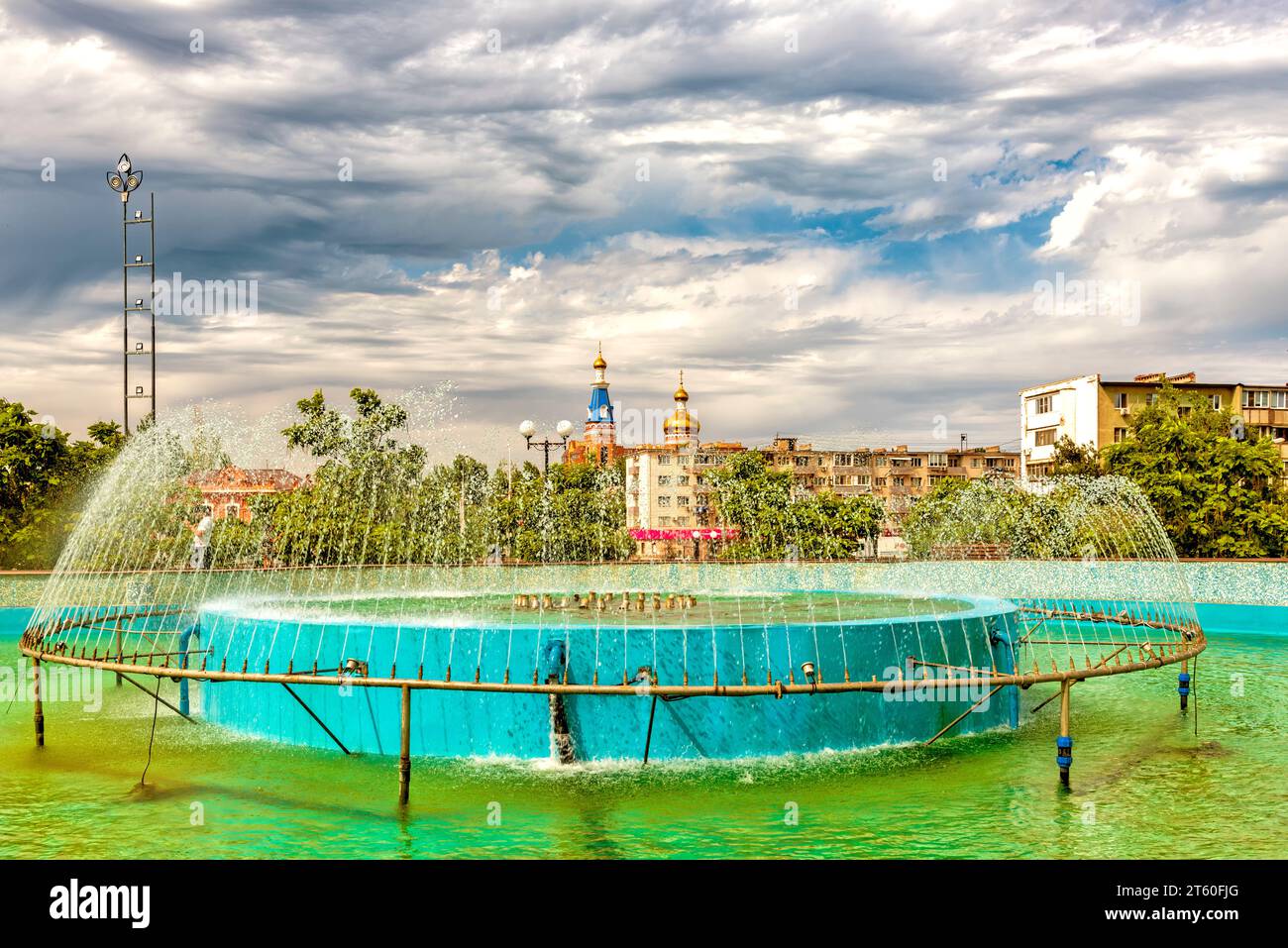 Fontana della città di Astrakhan di fronte al Teatro dell'Opera e del Balletto Foto Stock