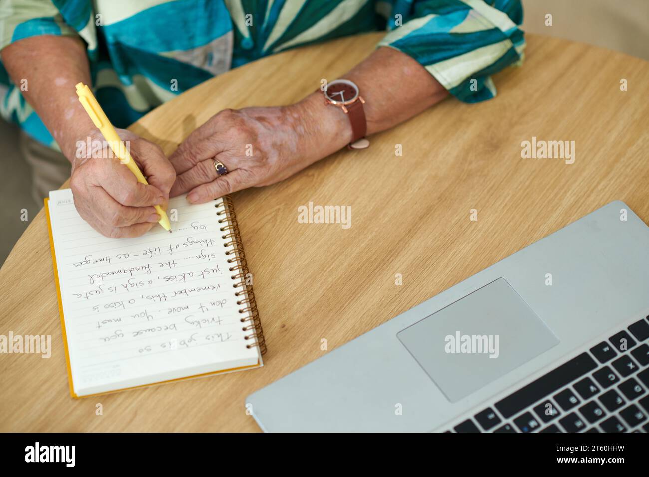 Donna anziana che lavora alla lettera di presentazione prima di fare domanda per lavoro Foto Stock