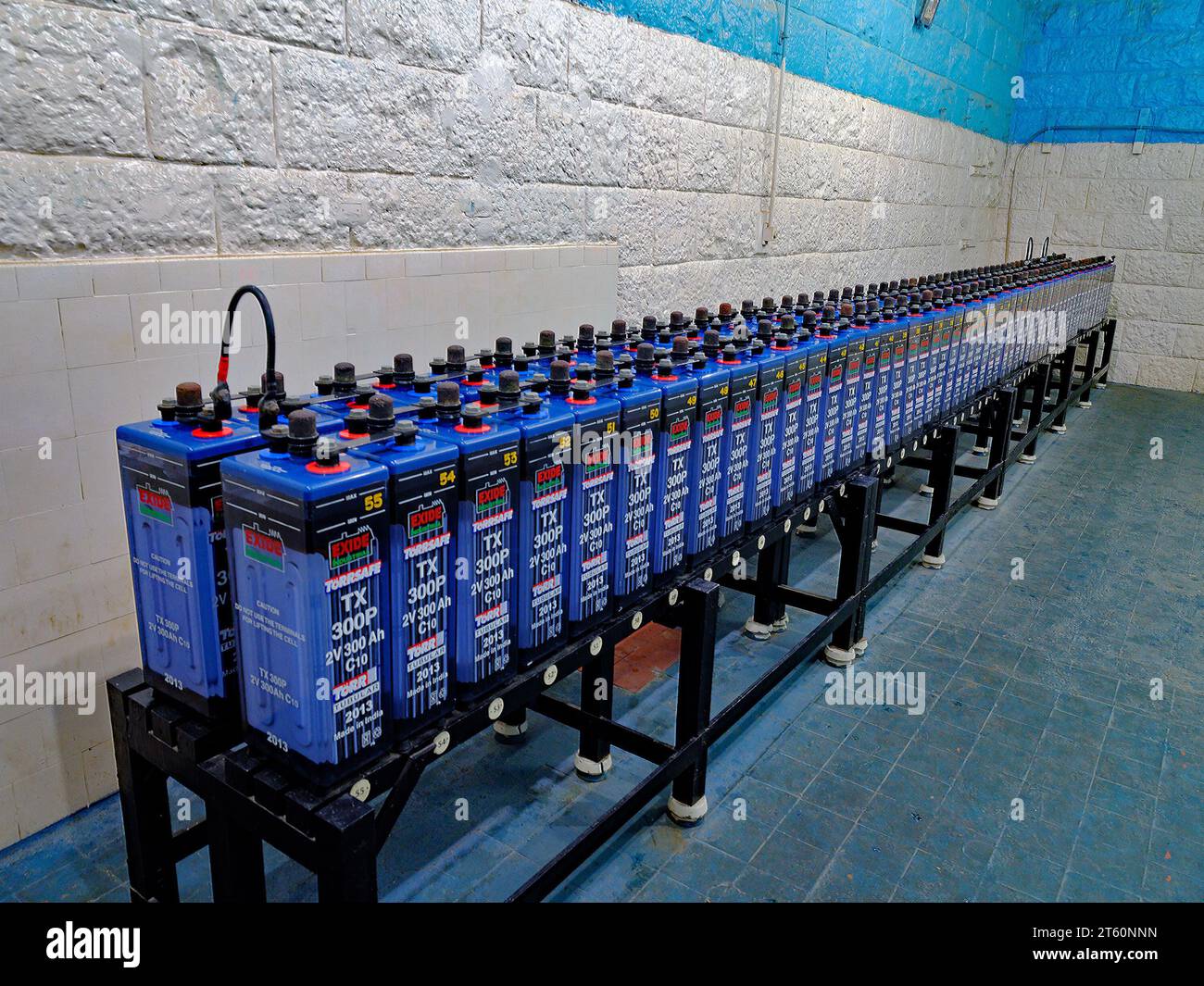 110 batterie industriali ad alta capacità disposte in due file Foto Stock