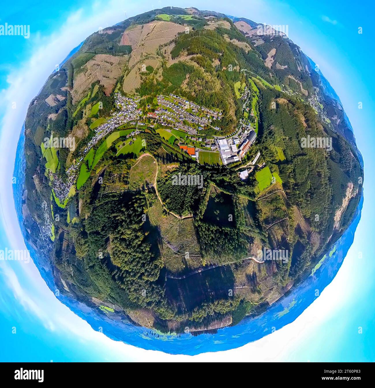 Vista aerea, vista del distretto di Langenei, area forestale con danni forestali, area commerciale, globo terrestre, immagine fisheye, immagine a 360 gradi, piccolo mondo, LAN Foto Stock