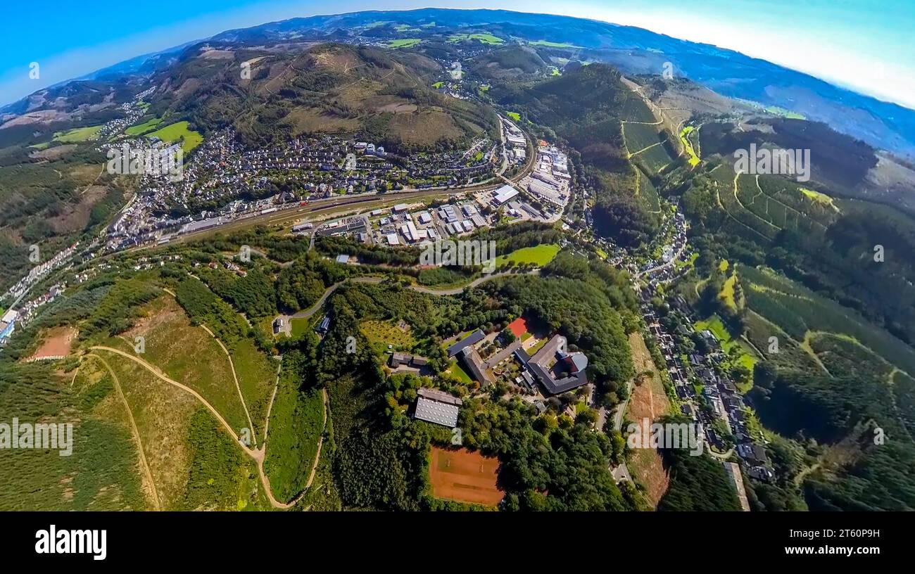 Vista aerea, vista del quartiere di Altenhundem con stazione ferroviaria, area industriale, deposito ferroviario stradale, centro giovanile Pallotti nella zona forestale, Ear Foto Stock