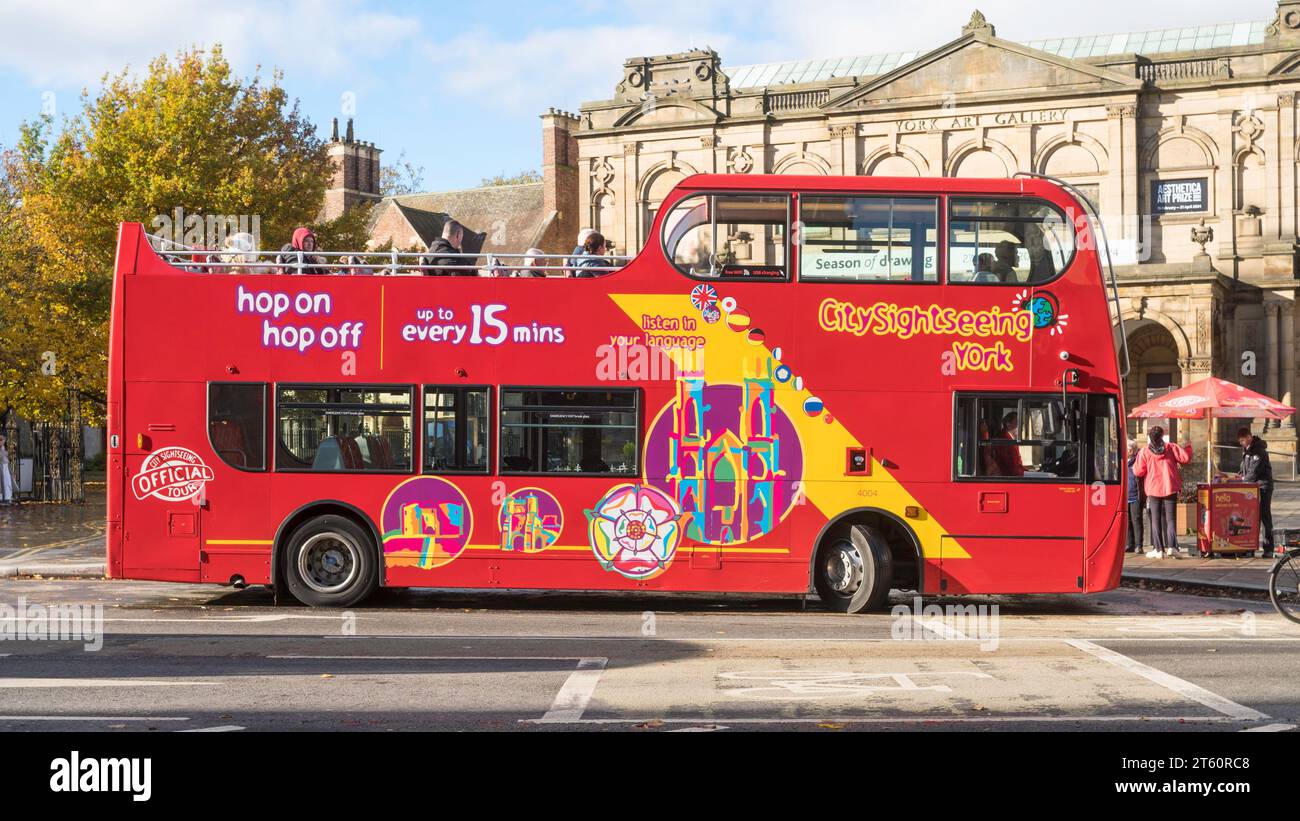 Tour panoramico della città di York in autobus, Inghilterra, Regno Unito Foto Stock