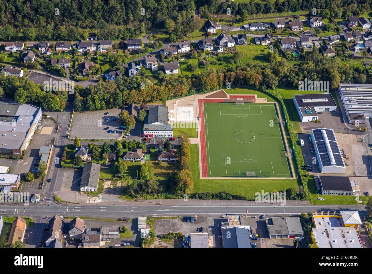 Vista aerea, campo da calcio artificiale verde dello Spielvereinigung Kredenbach/Müsen e.V. e vigili del fuoco volontari, Kredenbach, Kreuztal, Sie Foto Stock