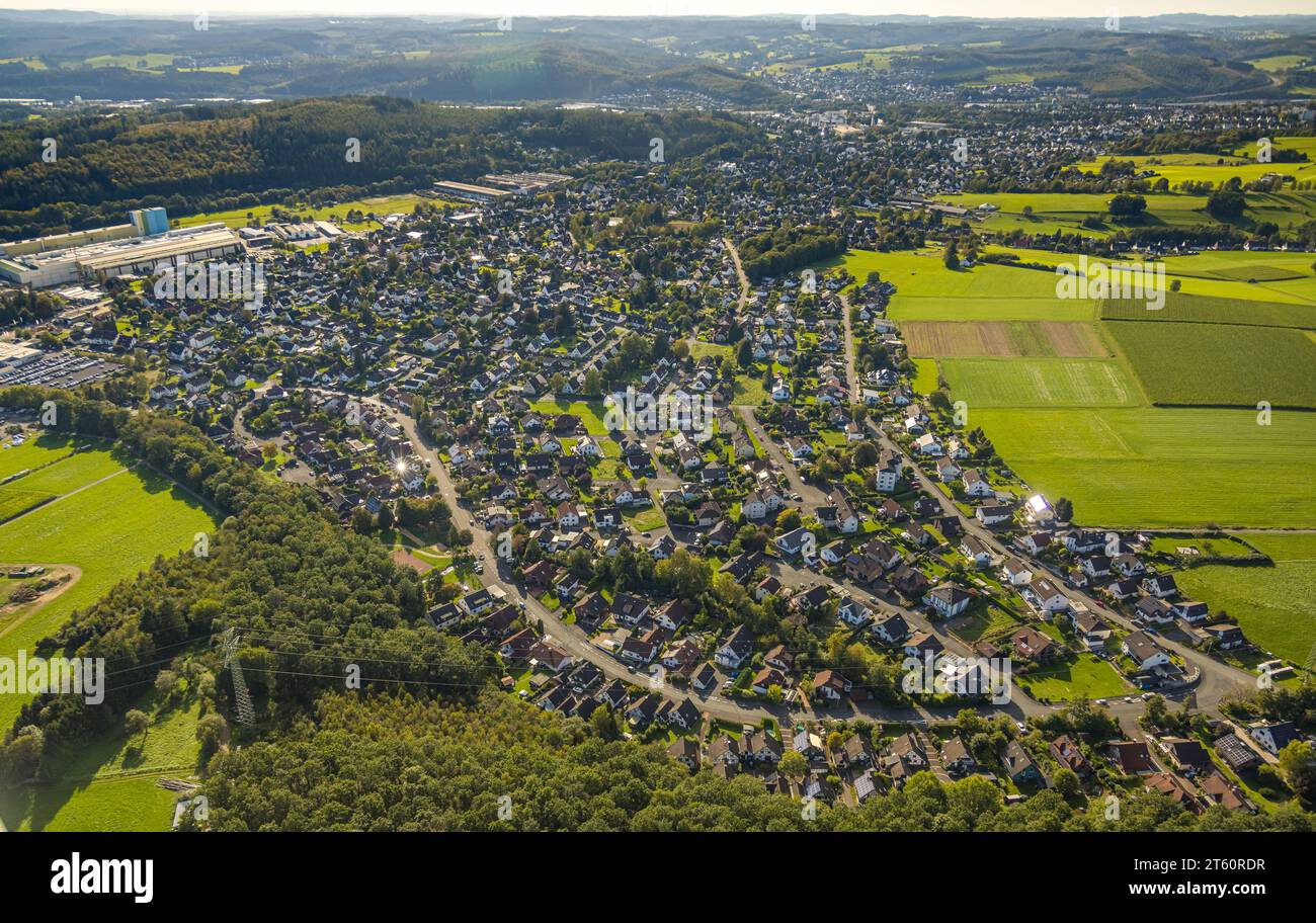Vista aerea, vista del villaggio con prati e campi, distretto di Kredenbach, Kreuztal, Siegerland, Renania settentrionale-Vestfalia, Germania, foto aerea, vi Foto Stock