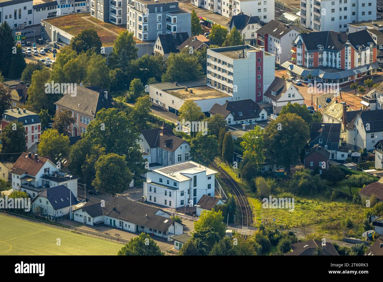 Veduta aerea, alloggio della ferrovia che attraversa Moltkestraße con il luogo d'incontro dei giovani, centro commerciale Marburger Straße via dello shopping con pedonale Foto Stock