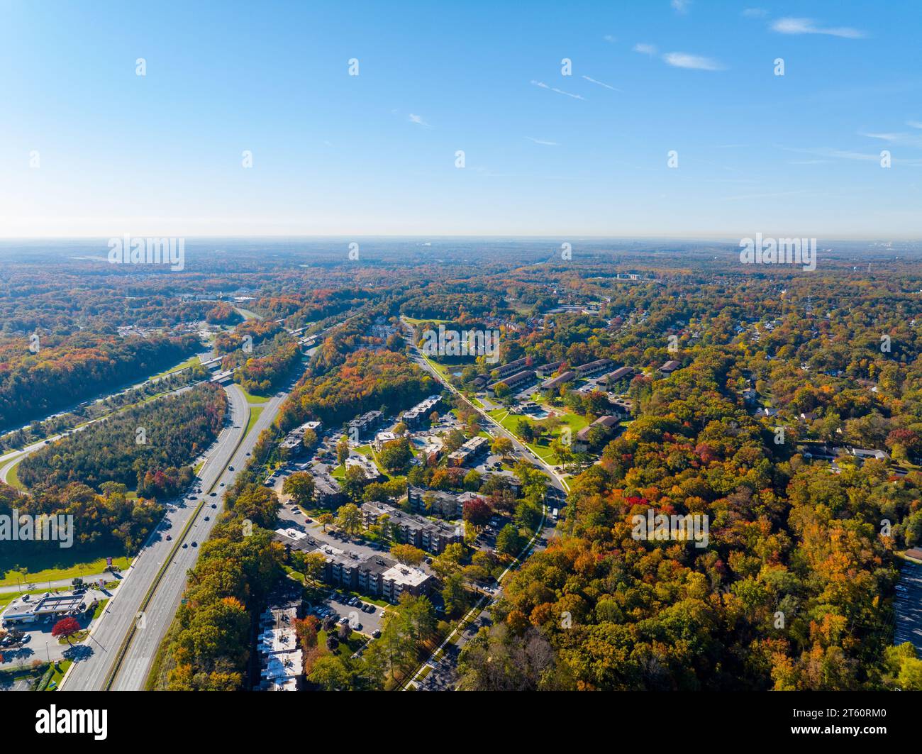 Custodia fotografica con drone aereo e fogliame autunnale a Laurel, Maryland, USA Foto Stock